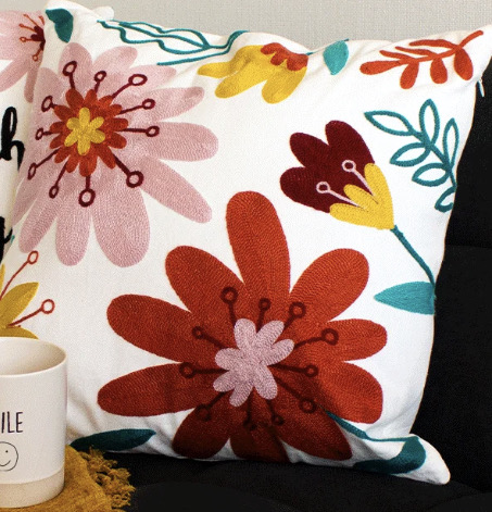 FUNDA COJÍN HOMESTORE BORDADA FLORAL RIANBOW 45 X 45 CM MULTICOLOR - 2