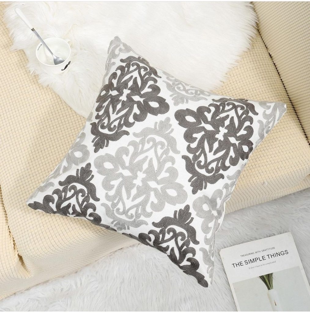 COJÍN HOMESTORE BORDADO ROMBOS 45 X 45 CM GRIS - 1