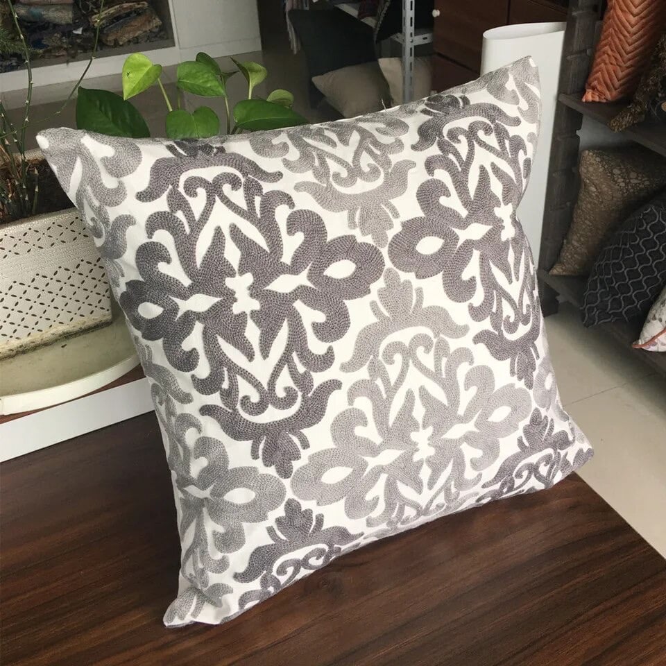COJÍN HOMESTORE BORDADO ROMBOS 45 X 45 CM GRIS - 2