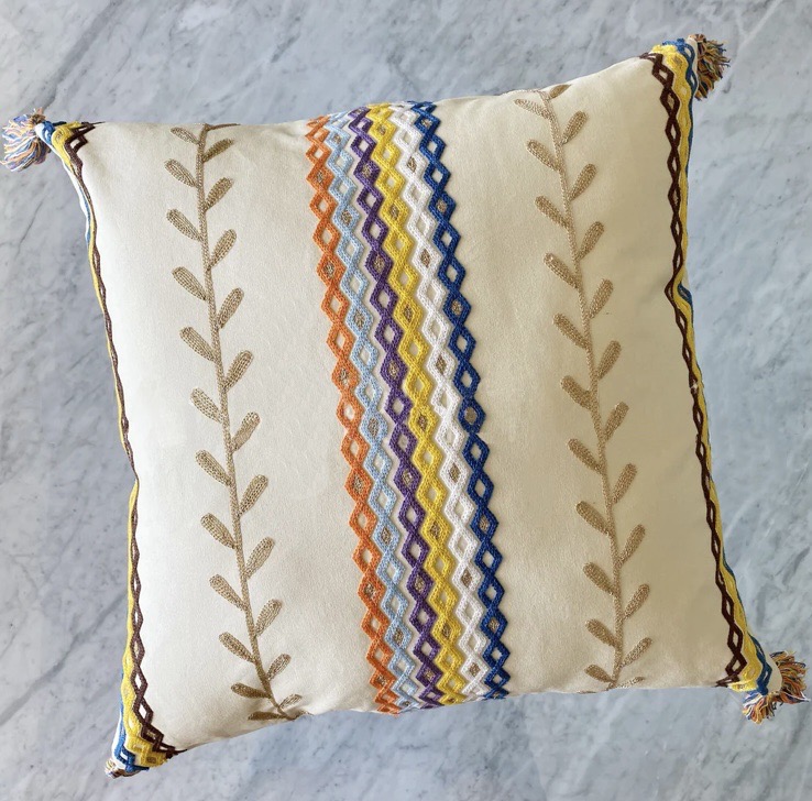 FUNDA COJÍN HOMESTORE BORDADA RAINBOW 45 X 45 CM DORADO - 1