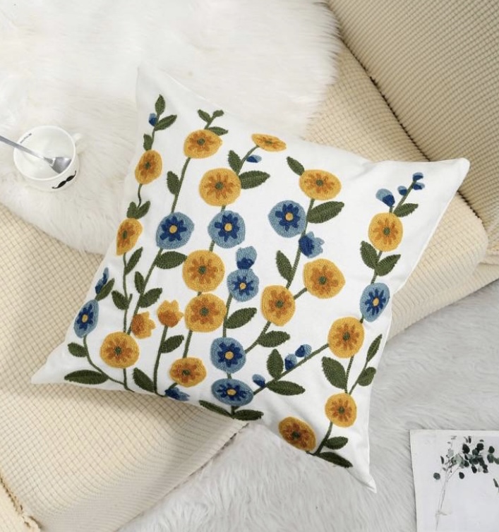 FUNDA COJÍN HOMESTORE BORDADA FLORES PEQUEÑAS 45 X 45 CM AZUL MOSTAZA - 1