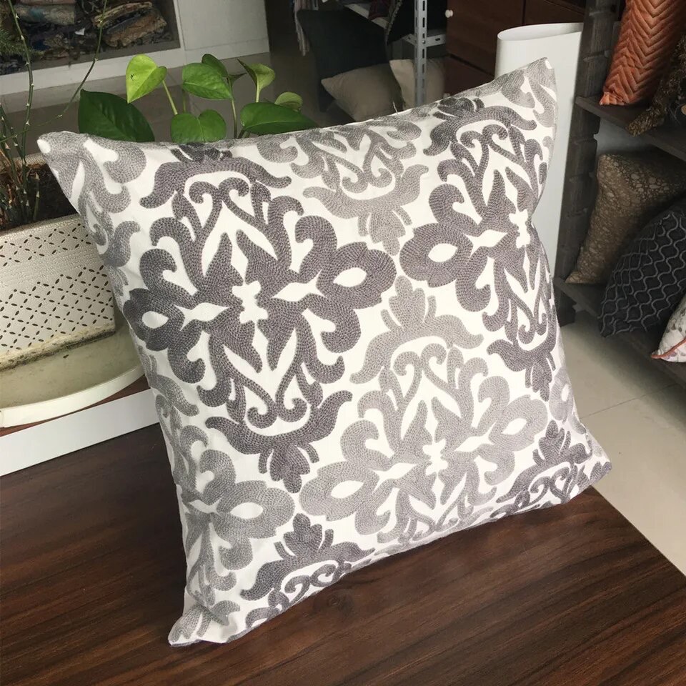 FUNDA COJÍN HOMESTORE BORDADA ROMBOS 45 X 45 CM GRIS - 2