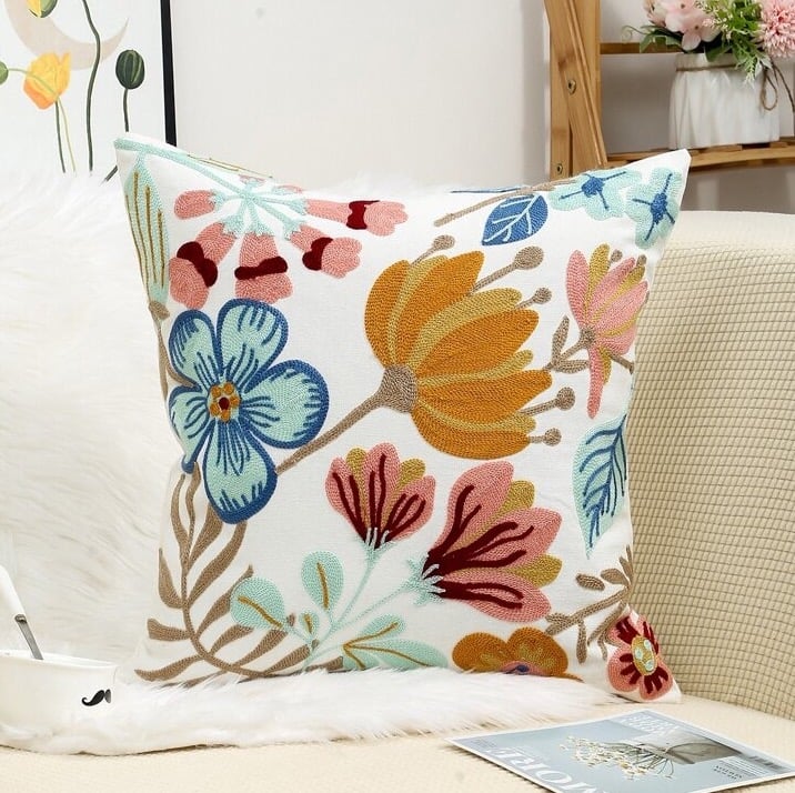 COJÍN HOMESTORE BORDADO FLOR HIBISCUS 45 X 45 CM BLANCO - 1