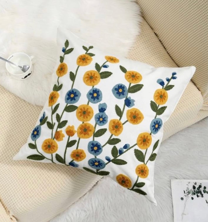 COJÍN HOMESTORE BORDADO FLORES PEQUEÑAS 45 X 45 CM AZUL MOSTAZA - 1