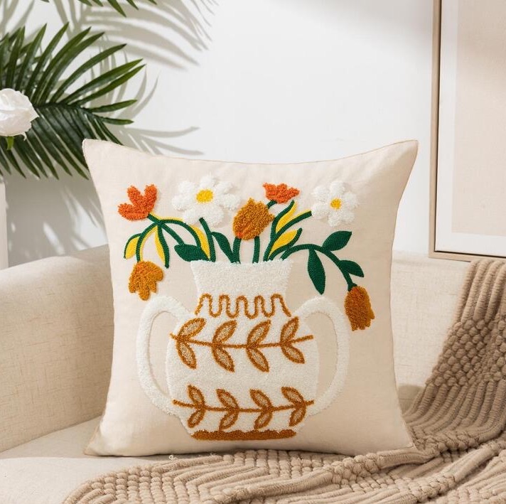 COJÍN HOMESTORE BORDADO FLORERO 45 X 45 CM BEIGE - 1