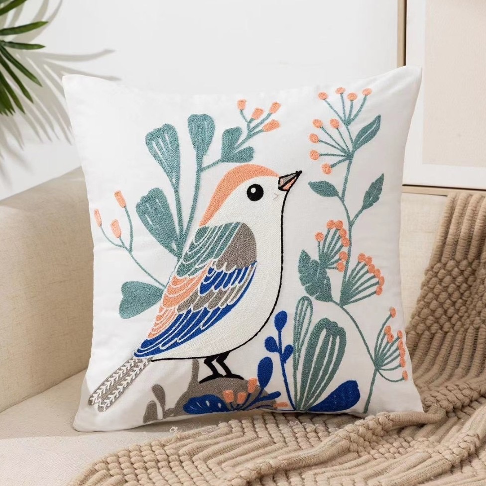 COJÍN HOMESTORE BORDADO CANARIO 45 X 45 CM MULTICOLOR - 1