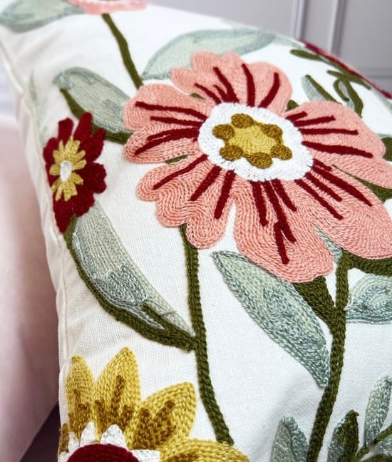 COJÍN HOMESTORE BORDADO FLORAL 45 X 45 CM ROSADO - 2