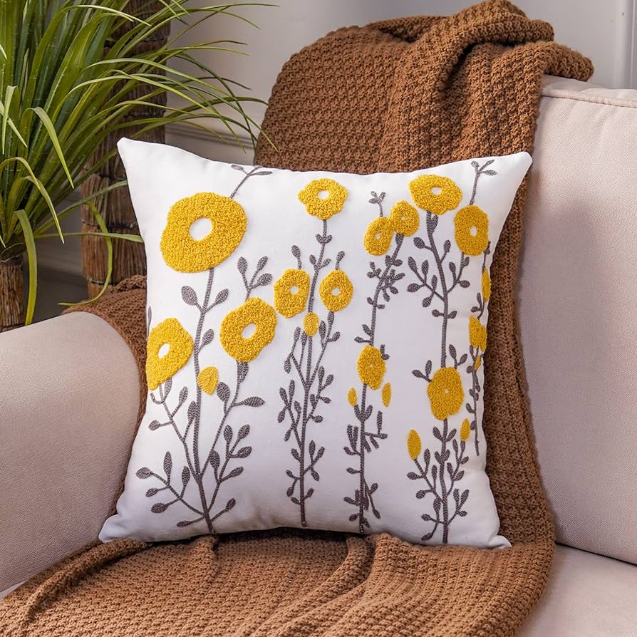 COJÍN HOMESTORE BORDADO FLOR 45 X 45 CM GRIS MOSTAZA - 1