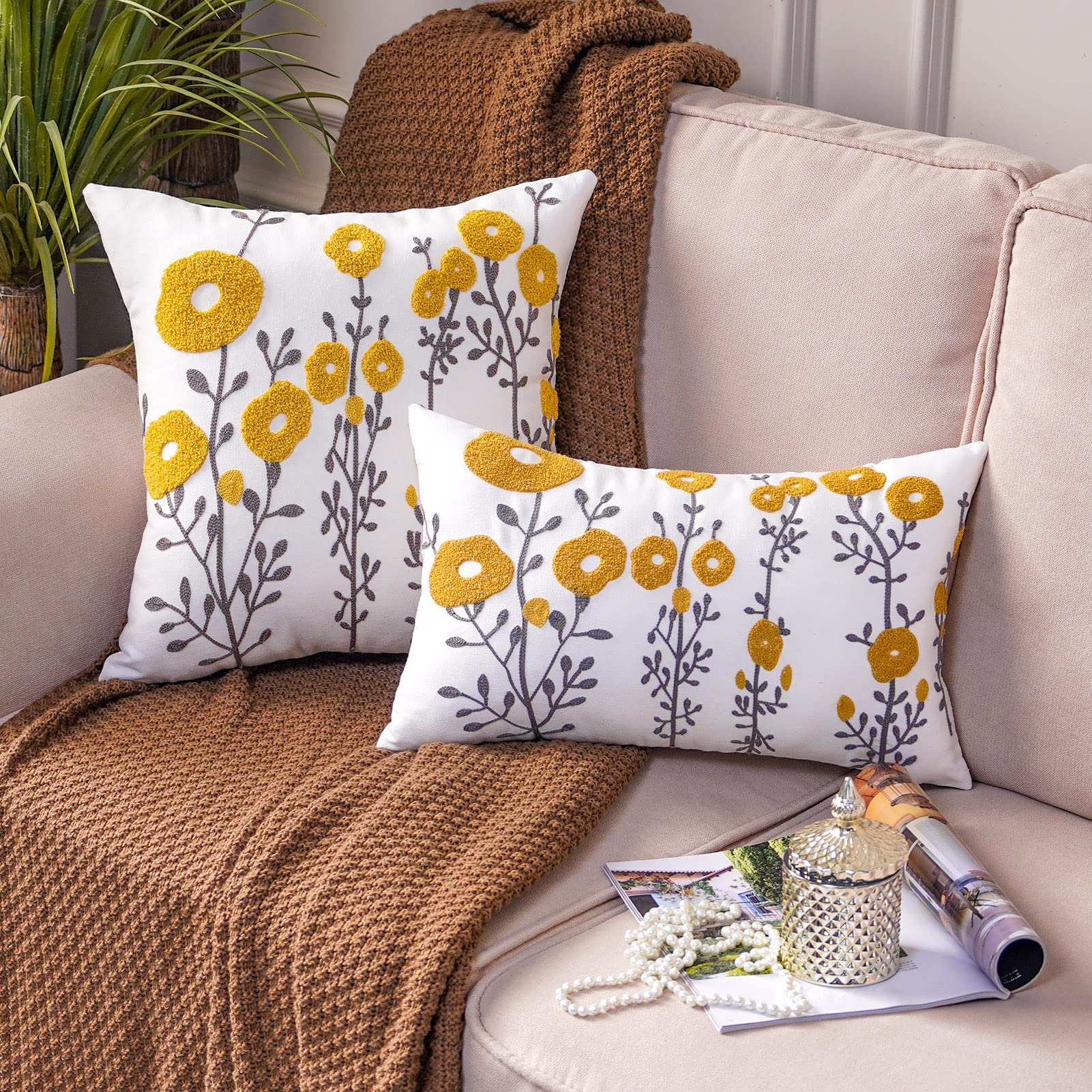COJÍN HOMESTORE BORDADO FLOR 45 X 45 CM GRIS MOSTAZA - 2