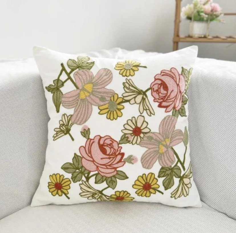COJÍN HOMESTORE BORDADO LILIUM 45 X 45 CM ROSA - 1