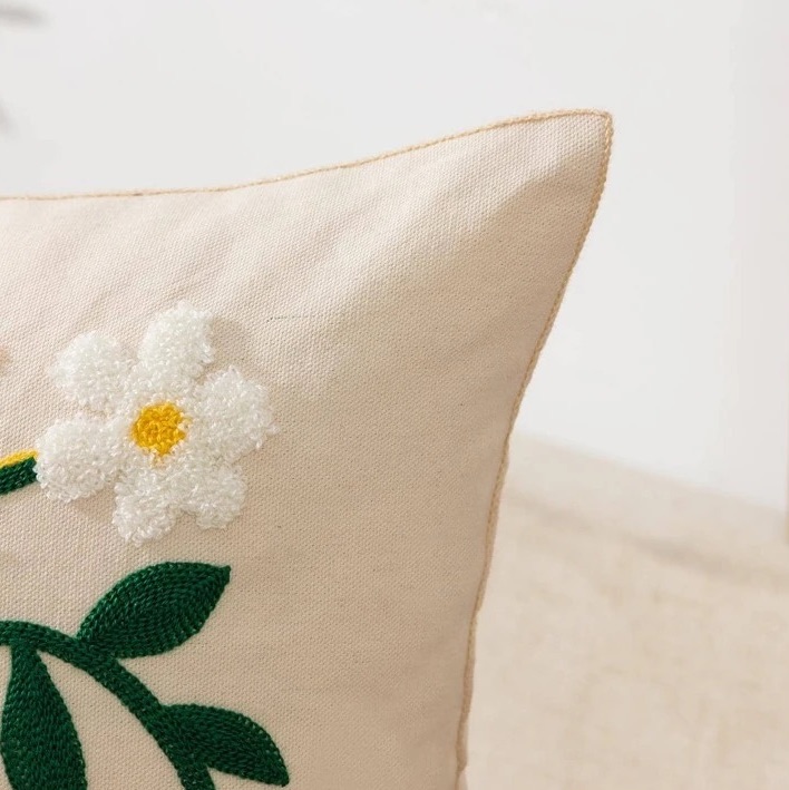 FUNDA COJÍN HOMESTORE BORDADA FLORERO 45 X 45 CM BEIGE - 2