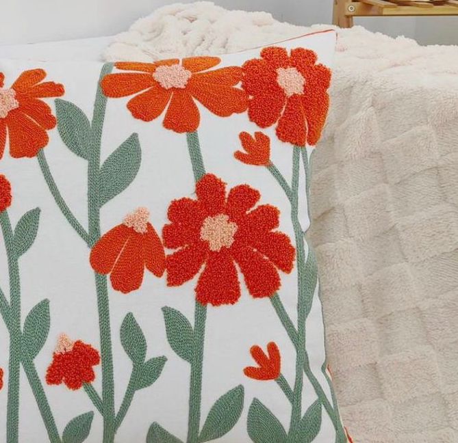 COJÍN HOMESTORE BORDADO FLORES 45 X 45 CM ROJO - 2