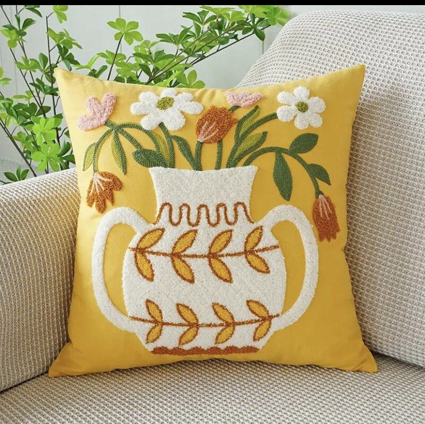 FUNDA COJÍN HOMESTORE BORDADA FLORERO 45 X 45 CM MOSTAZA - 1