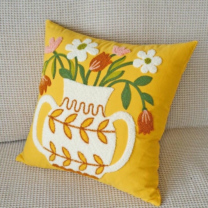 FUNDA COJÍN HOMESTORE BORDADA FLORERO 45 X 45 CM MOSTAZA - 2