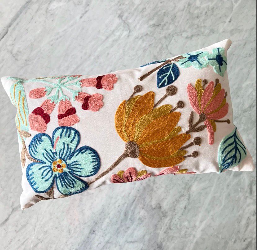 COJÍN HOMESTORE BORDADO FLOR HIBISCUS 50 X 30 CM MULTICOLOR - 1