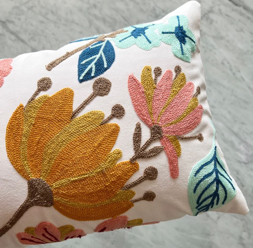COJÍN HOMESTORE BORDADO FLOR HIBISCUS 50 X 30 CM MULTICOLOR - 2