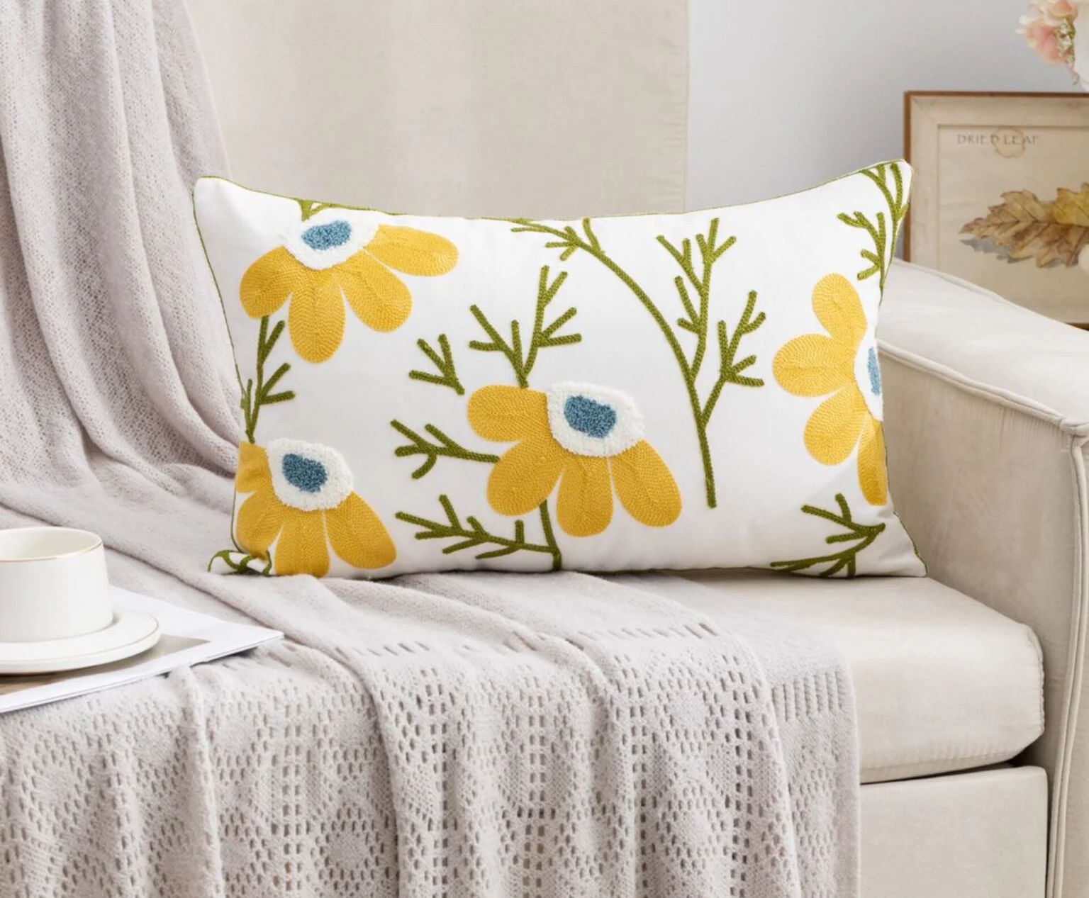 COJÍN HOMESTORE BORDADO MARGARITA MITAD 50 X 30 CM AMARILLO - 1