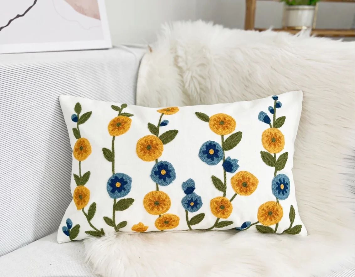 FUNDA COJÍN HOMESTORE BORDADA FLOR PEQUEÑA 50 X 30 CM AZUL MOSTAZA - 1