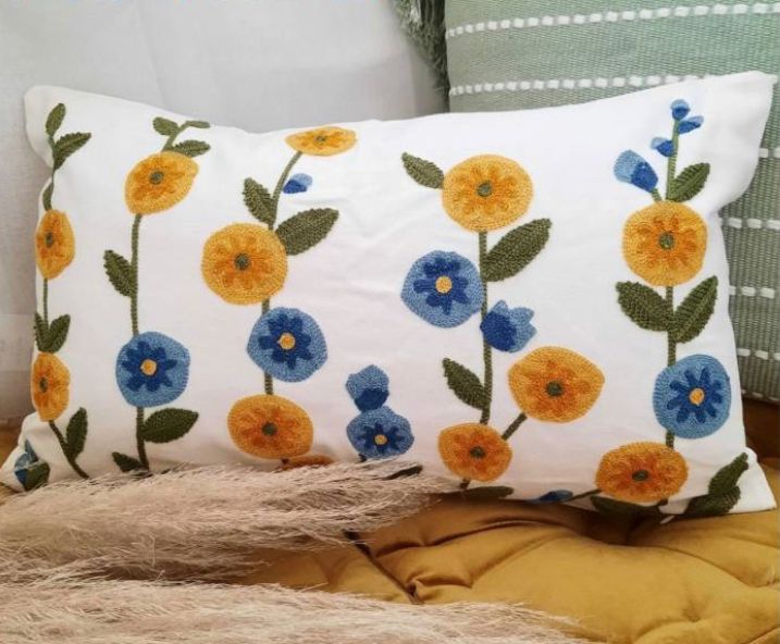 FUNDA COJÍN HOMESTORE BORDADA FLOR PEQUEÑA 50 X 30 CM AZUL MOSTAZA - 2