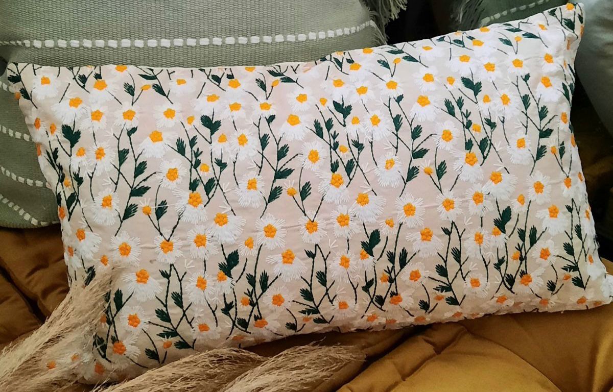 FUNDA COJÍN HOMESTORE BORDADA FLORCITAS PEQUEÑAS 50 X 30 CM MULTICOLOR - 1