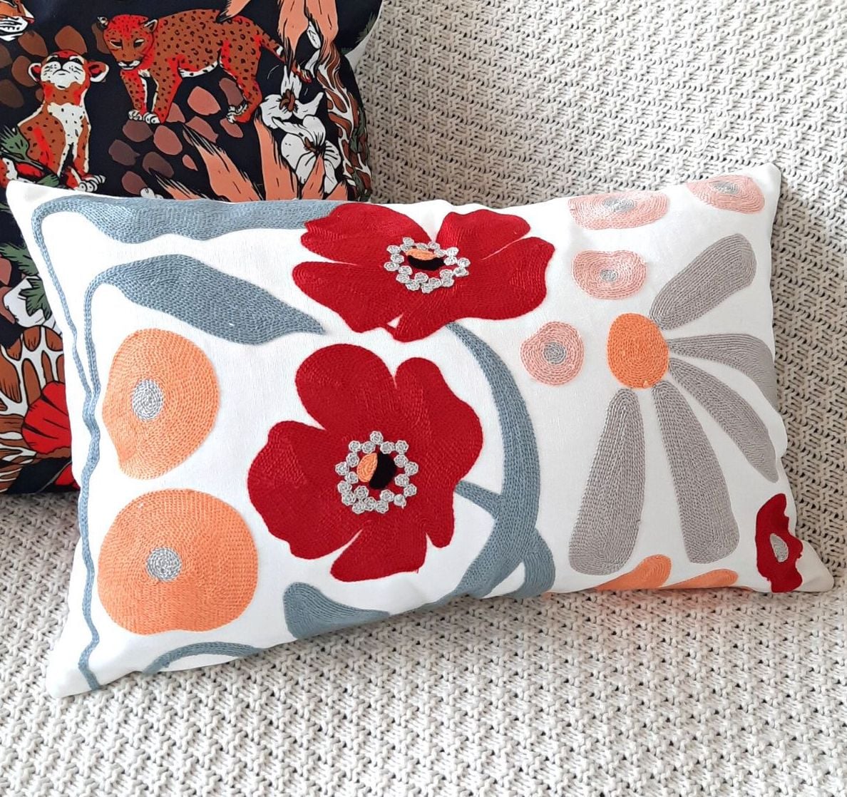 FUNDA COJÍN HOMESTORE BORDADA GRIS FLOR 50 X 30 CM ROJO - 1
