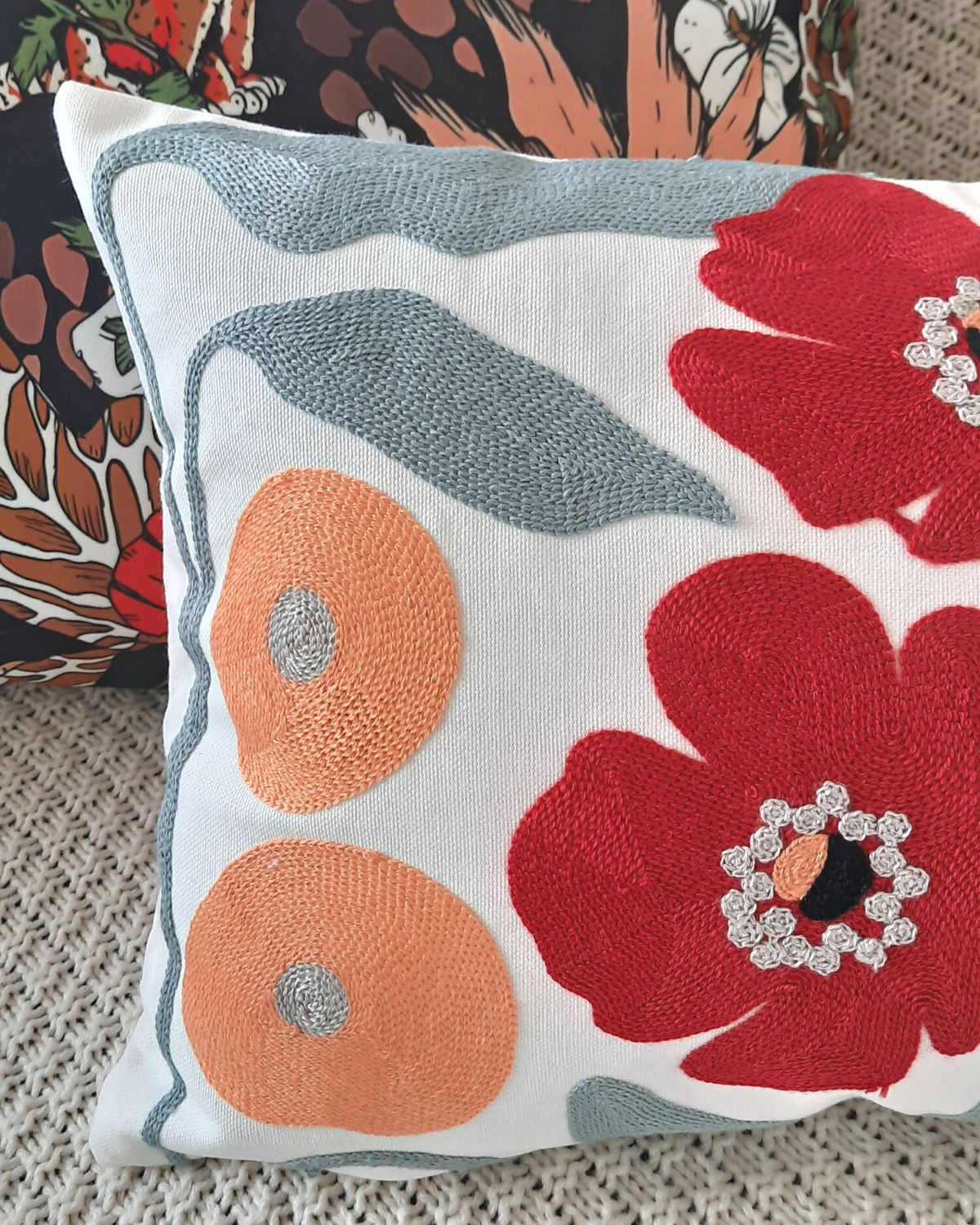 FUNDA COJÍN HOMESTORE BORDADA GRIS FLOR 50 X 30 CM ROJO - 2