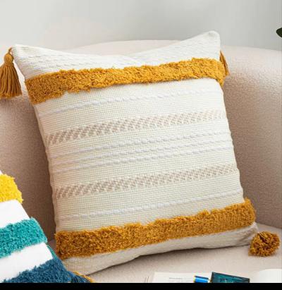 COJÍN HOMESTORE BOHO TEJIDO BORLAS 45 X 45 CM MOSTAZA - 1