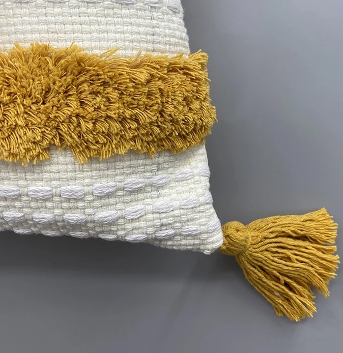 COJÍN HOMESTORE BOHO TEJIDO BORLAS 45 X 45 CM MOSTAZA - 2