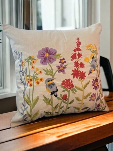 COJÍN HOMESTORE BORDADO PAJARITOS Y JARDÍN 45 X 45 CM MULTICOLOR - 2