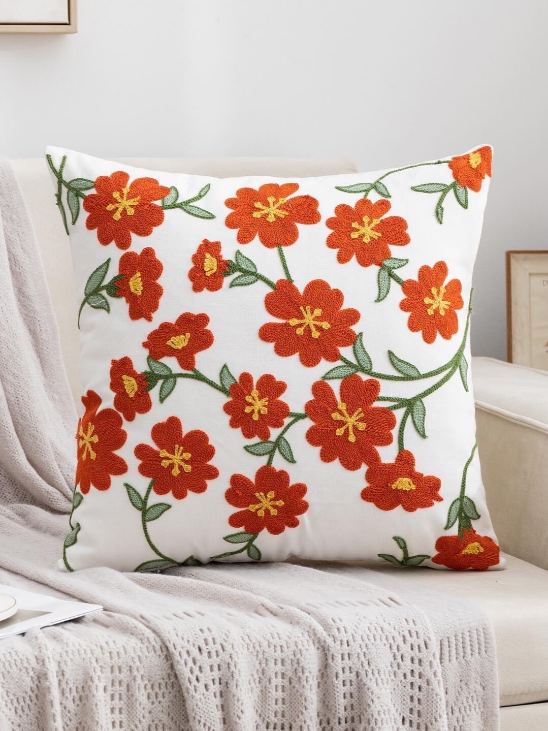 FUNDA COJÍN HOMESTORE BORDADA FLORCITAS 45 X 45 CM ROJO - 2