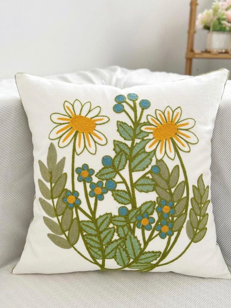 COJÍN HOMESTORE BORDADO PAREJA FLORES 45 X 45 CM MULTICOLOR - 2