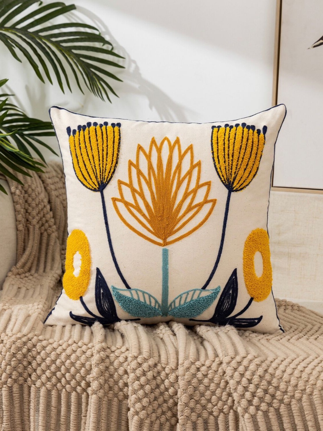COJÍN HOMESTORE BORDADO LIRIOS 45 X 45 CM MULTICOLOR - 2