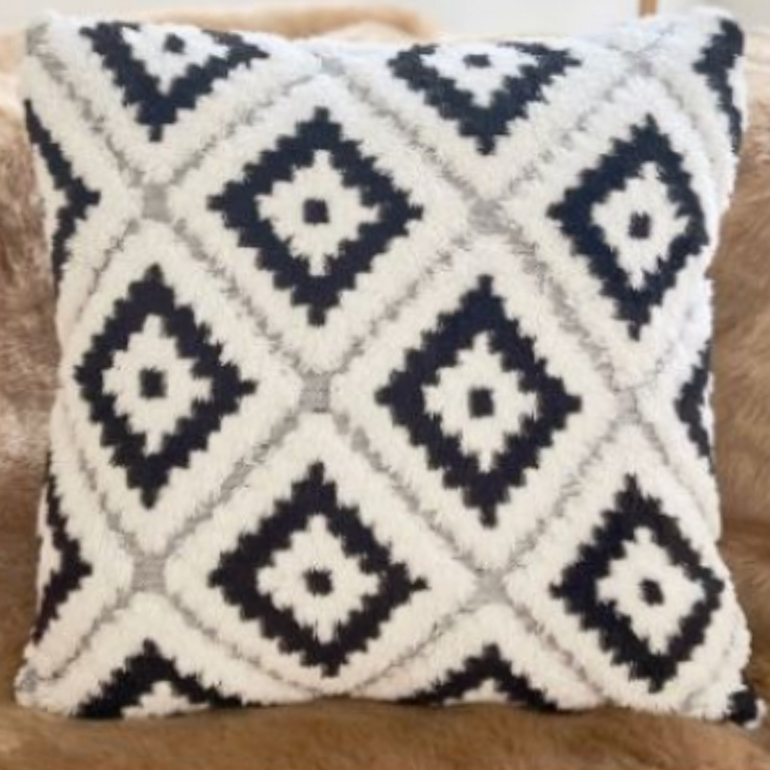 COJÍN HOMESTORE PELUDO ROMBO 45 X 45 CM NEGRO - 2