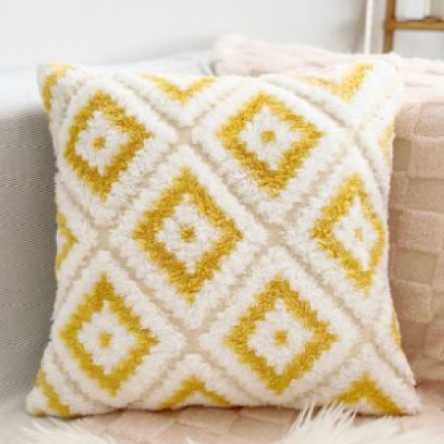 FUNDA COJÍN HOMESTORE PELUDO ROMBO 45 X 45 CM AMARILLO - 2