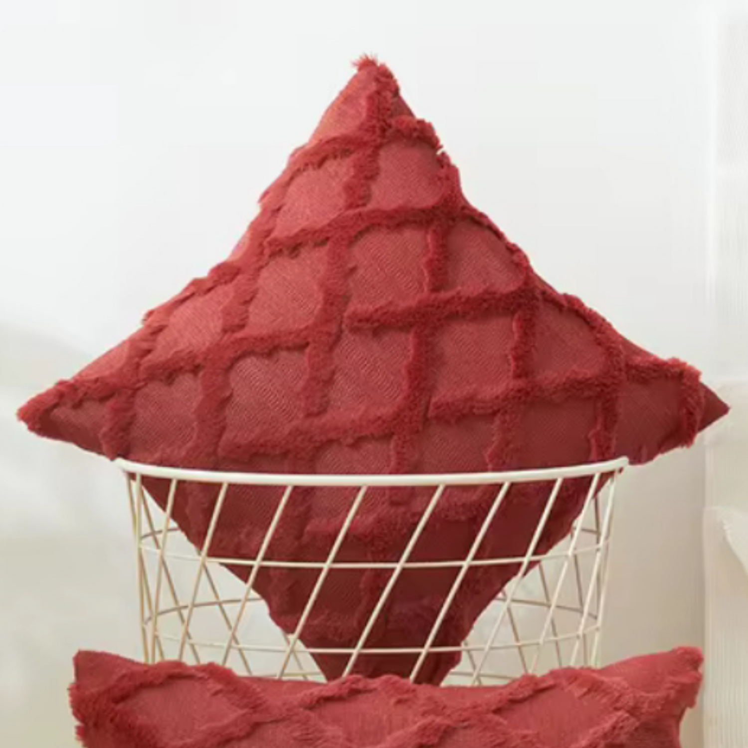 COJÍN HOMESTORE PELUDO ROMBOS 45 X 45 CM ROJO - 2