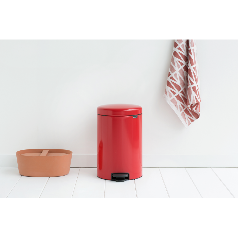 BASURERO BRABANTIA PEDAL NEWICON 20 LT PASSION RED - 4
