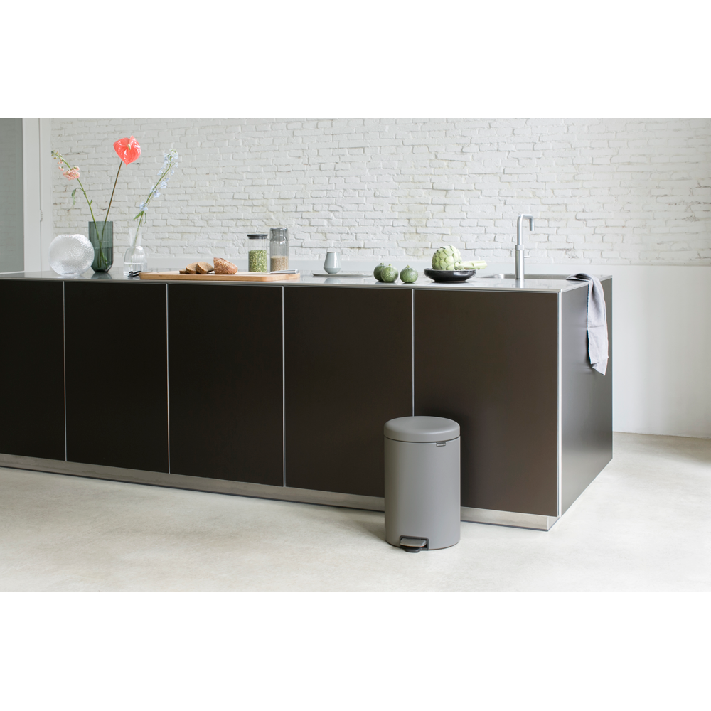 BASURERO BRABANTIA PEDAL NEWICON 20 LT MINERAL CONCRETE GREY - 5