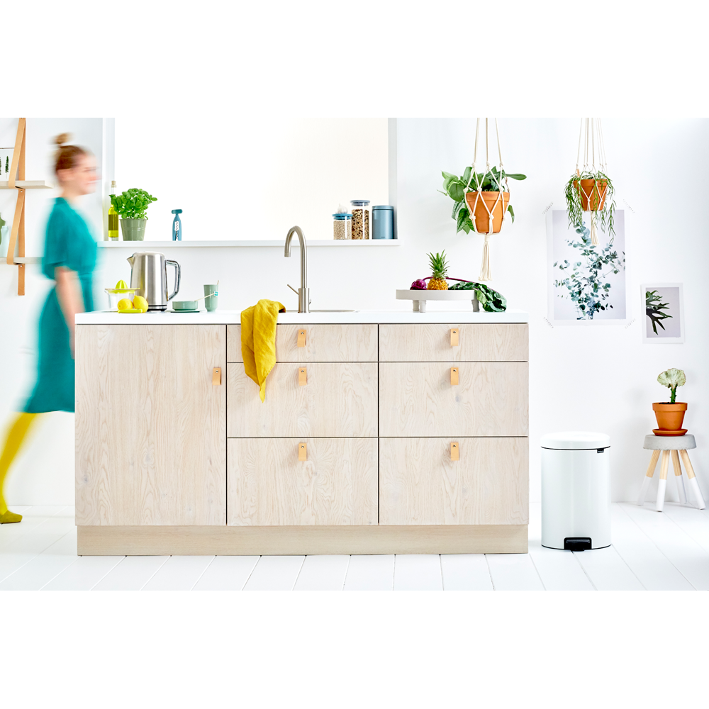 BASURERO BRABANTIA PEDAL NEWICON 20 LT WHITE - 4