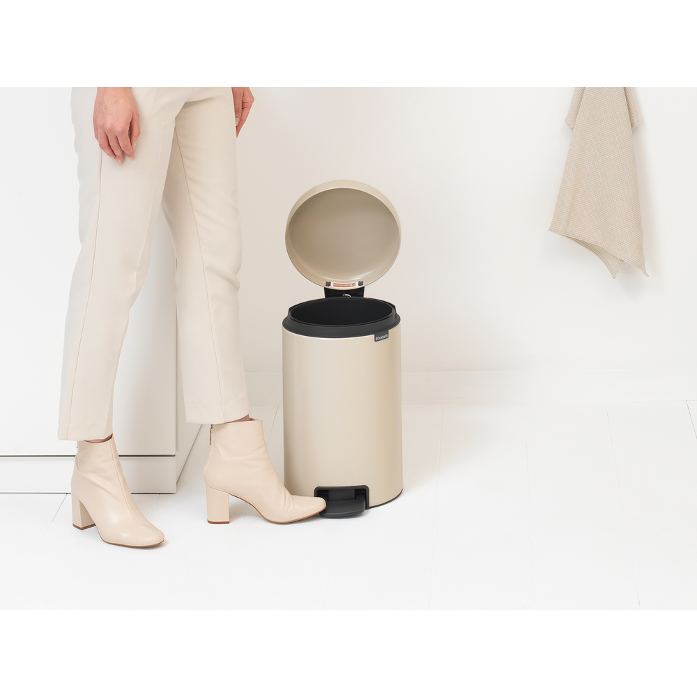 BASURERO BRABANTIA PEDAL NEWICON 12 LT SOFT BEIGE - 4