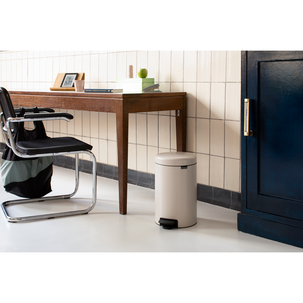 BASURERO BRABANTIA PEDAL NEWICON 12 LT SOFT BEIGE - 5