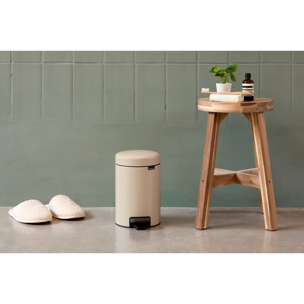 BASURERO BRABANTIA PEDAL NEWICON 5 LT SOFT BEIGE - 5
