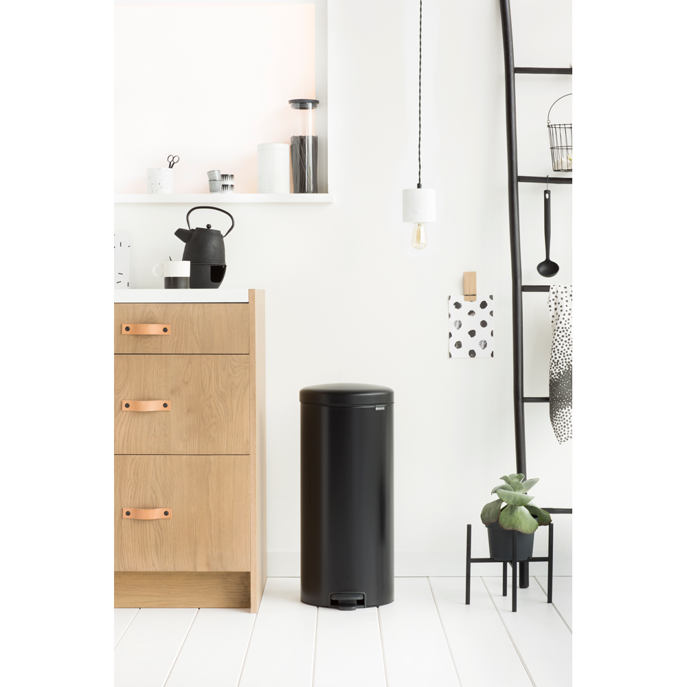 BASURERO BRABANTIA PEDAL NEWICON 30 LT MATT BLACK - 4