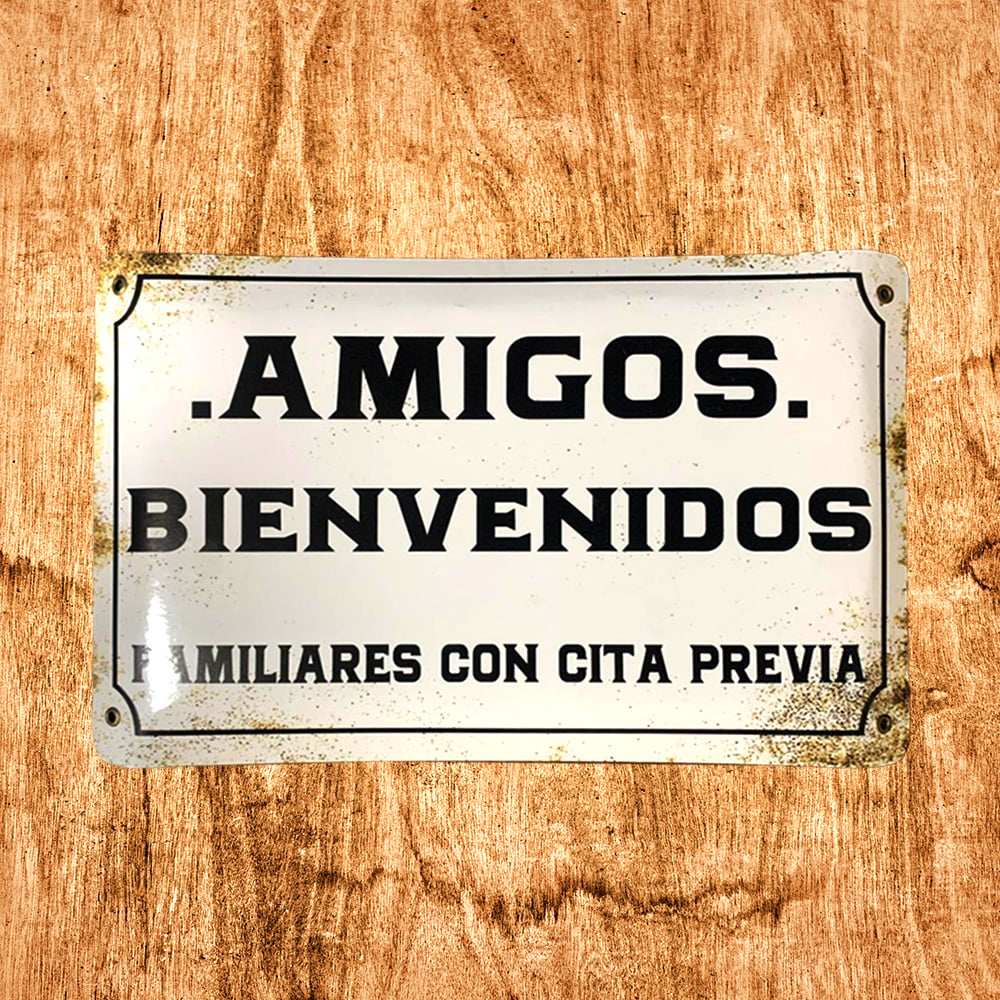 CARTEL CHAPA 25X35 AMIGOS BIENVENIDOS, FAMILIARES CON CITA - FIRE CHILE - 2