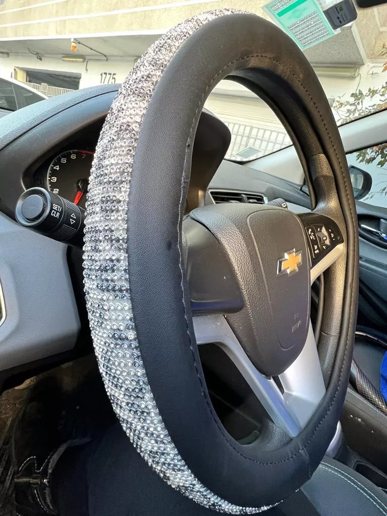 FORRO CUBRE VOLANTE AUTO DISEÑO DAMA CON IMITACIÓN DIAMANTES - 4