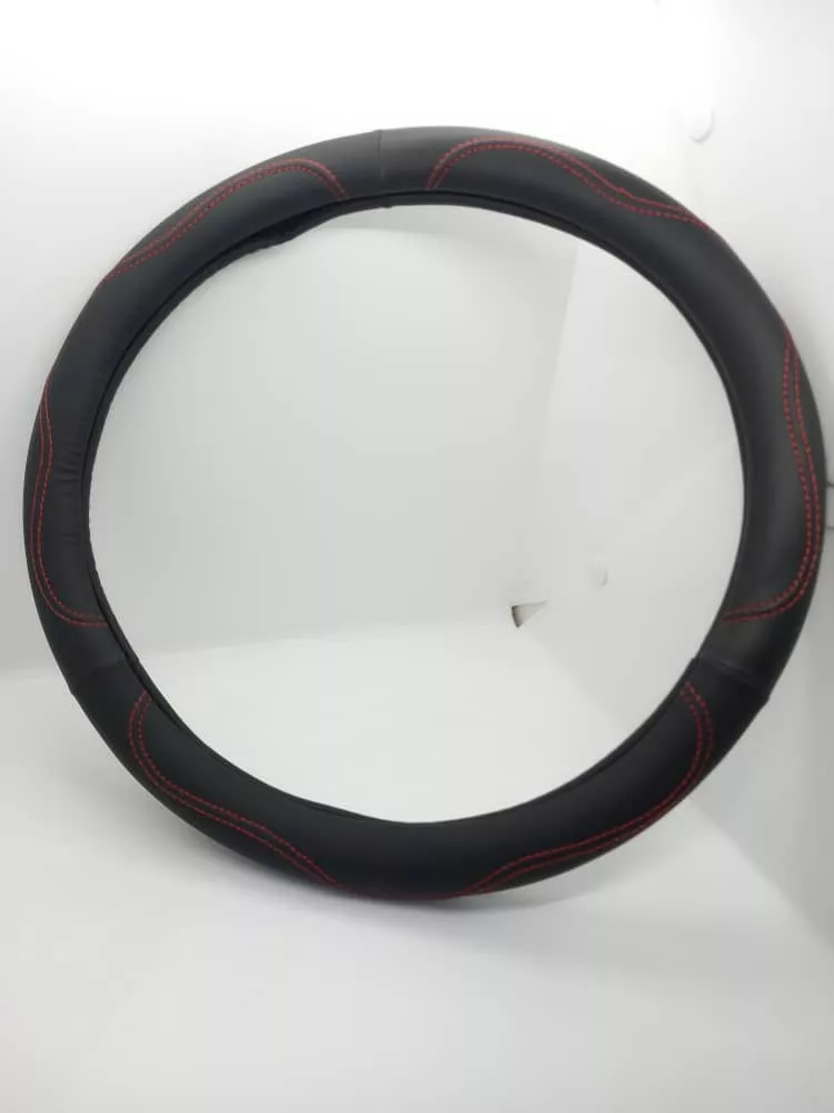 FORRO CUBRE VOLANTE AUTOS ECO CUERO NEGRO CON HILO ROJO - 1