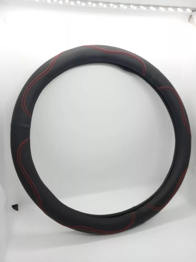 FORRO CUBRE VOLANTE AUTOS ECO CUERO NEGRO CON HILO ROJO - 3