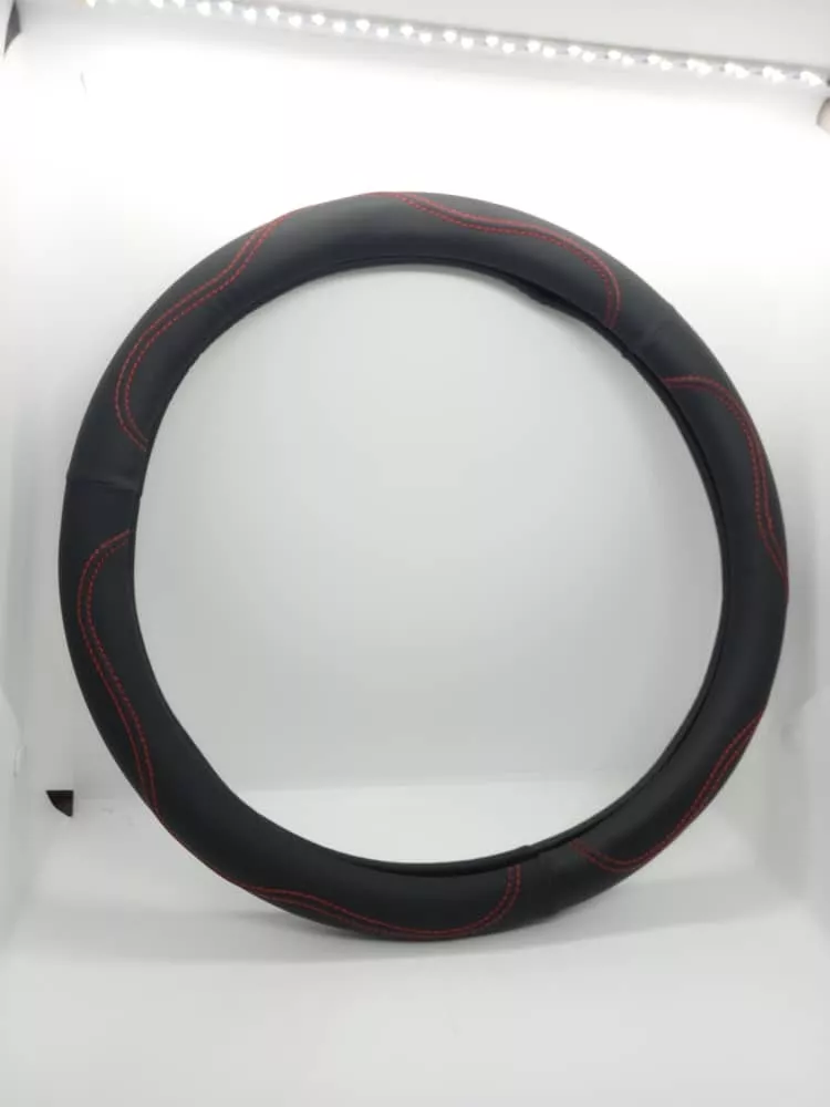 FORRO CUBRE VOLANTE AUTOS ECO CUERO NEGRO CON HILO ROJO - 4