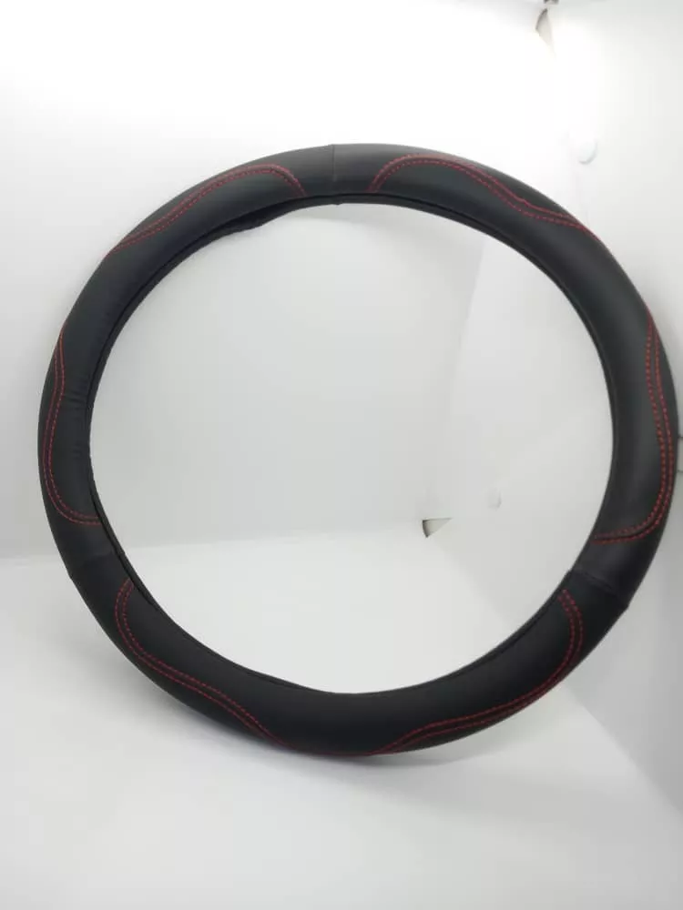 FORRO CUBRE VOLANTE AUTOS ECO CUERO NEGRO CON HILO ROJO - 5