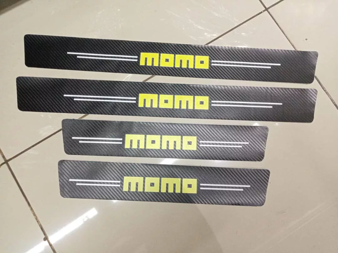 CUBRE SOCALO PISADERAS PEGATINA DE FIBRA DE CARBONO MOMO - 2
