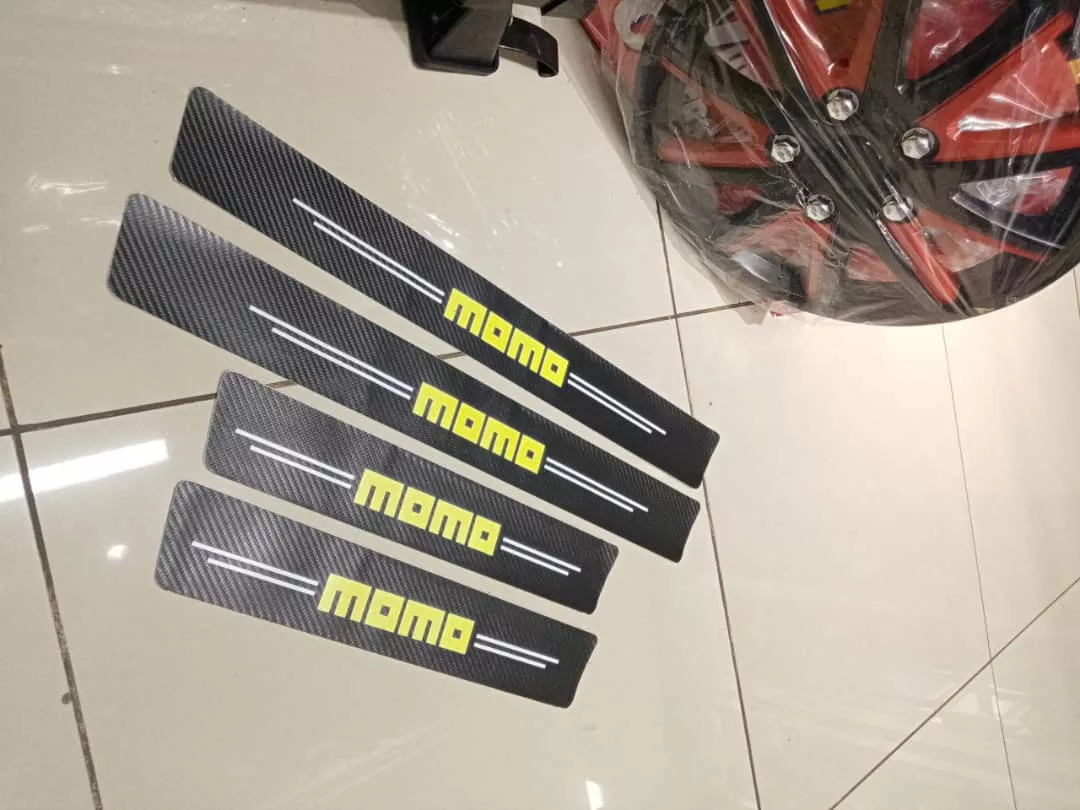 CUBRE SOCALO PISADERAS PEGATINA DE FIBRA DE CARBONO MOMO - 3